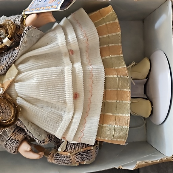 NIB Samantha Collection by Hollylane Limited Ed. Porcelain Doll w/ Stand 2004 - Picture 5 of 12